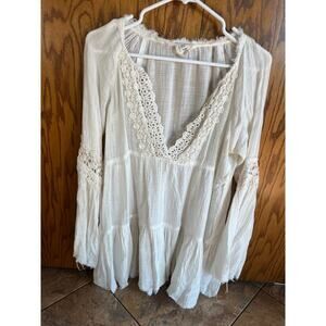 White crow gauze like Lace V-neck with bell sleeves top, women's size L